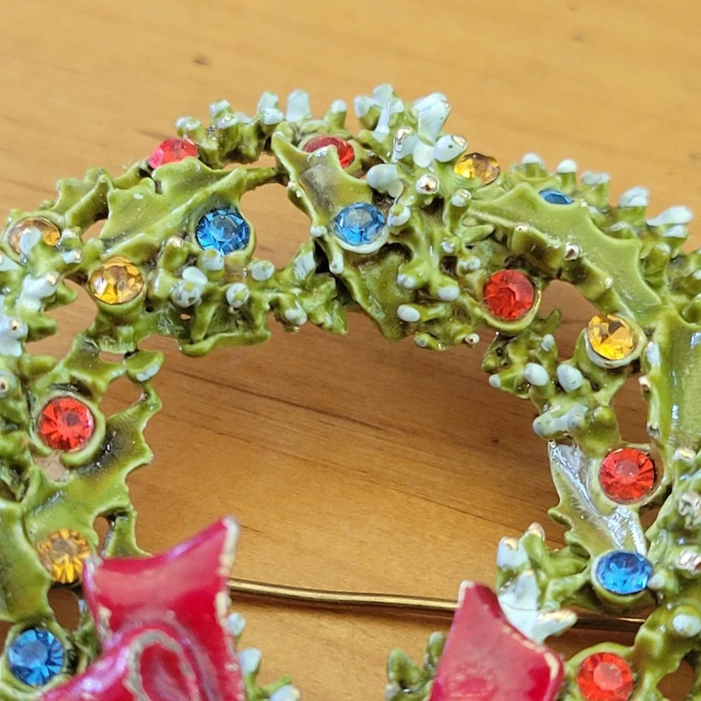 Vintage Signed ART Enamel Rhinestone Christmas Wreath Bow Brooch Pin